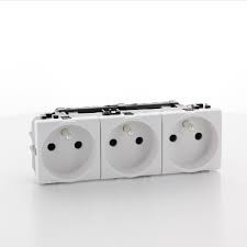 BTICINO living light drievoudig stopcontact 2p met aarding voorgekableerd BTICINO living light drievoudig stopcontact 2p met aarding voorgekableerd