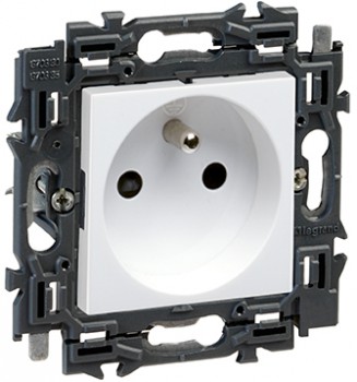 LEGRAND valena standaard stopcontact tweepolig met aarding 16a LEGRAND valena standaard stopcontact tweepolig met aarding 16a