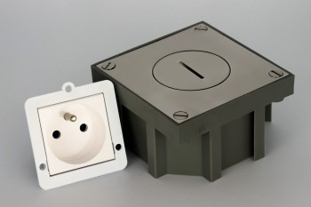 SQUARE arpi vloerstopcontact 2p met aarding 16a ip64 stainless steel polished SQUARE arpi vloerstopcontact 2p met aarding 16a ip64 stainless steel polished