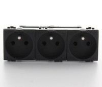 BTICINO living light triple prise 2p+t pré-cablée avec plaque centrale noir BTICINO living light triple prise 2p+t pré-cablée avec plaque centrale noir