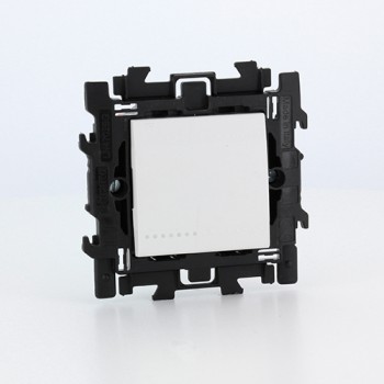 BTICINO living light interrupteur va-et-vient avec plaque centrale fixation à griffes BTICINO living light interrupteur va-et-vient avec plaque centrale fixation à griffes