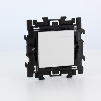 BTICINO living light bouton poussoir avec plaque centrale fixation à griffes BTICINO living light bouton poussoir avec plaque centrale fixation à griffes