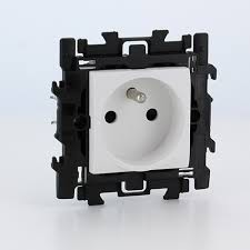 BTICINO living light prise de courant 2p+t avec plaque centrale -fixation griffes BTICINO living light prise de courant 2p+t avec plaque centrale -fixation griffes